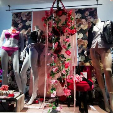 Décoration de la vitrine Beviva à Maubec (84660) Pour une Saint Valentin fleurit et romantique