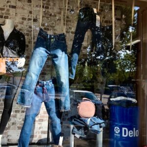 Jeans suspendus, bidons bleus et néon pour un thème Industriel. Photos : tous droits réservés : (articles L 335-2 et L 716-9 du CPI)