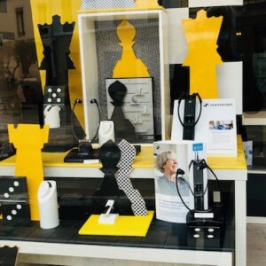 Le jaune et le noir dynamisent la  vitrine