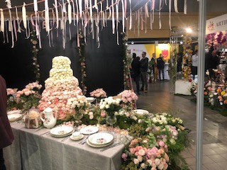 Table et buffet en fleurs