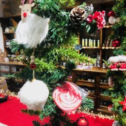 Les décorations dans les branches de sapinettes