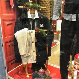 Installation chevalet homme en vitrine