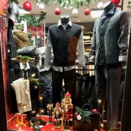 Soldats de Noël, table dorées, sapinettes et boules rouges et blanches