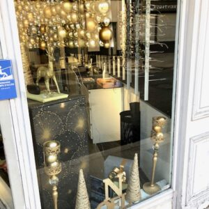 Petite vitrine de côté avec chandeliers et boules