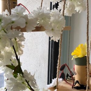 Guirlande de fleurs et balançoires