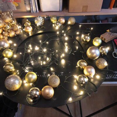 Préparation des décors de noël : couronnes-de-boules