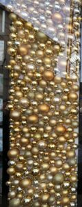 realisation-de-decors-de-noel-cadre-boules-or