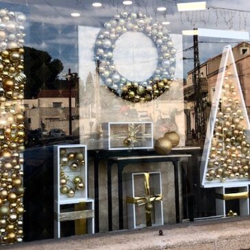 Mise en scène des vitrines de Noël. Pharmacie Pennes Mirabeau ( 13)