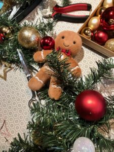 creation-des-couronnes-animees-des-peluches-du-magasin
