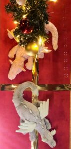 decor-de-chateau-fort-et-dragons-en-peluche-en-vitrine