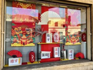 vitrine décorée pharmacie thème de la Chine