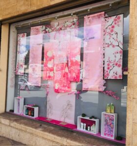 Tentures suspendues, Kimono et décors de Sakura