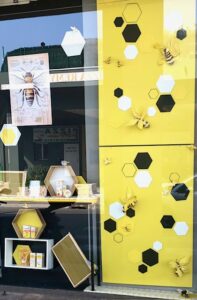 Implantation de la scénographie en vitrine