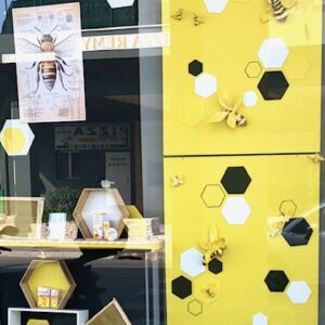 Installation de la vitrines et des articles