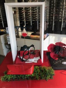 Les vitrines d'optique décorées d'Eguilles (13)
