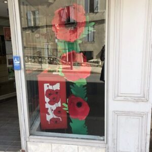 Totem avec coquelicots géants en papier Canson