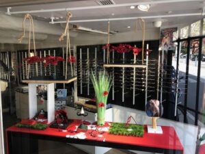 Création des vitrines décorées à Eguilles chez l'opticien