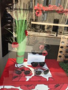 Les coquelicots sont à l'honneur dans les vitrines d'optique d'Eguilles (13)
