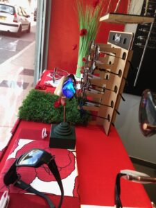 Les coquelicots sont à l'honneur dans les vitrines d'optique d'Eguilles (13)