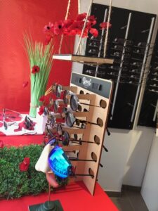 Les coquelicots sont à l'honneur dans les vitrines d'optique d'Eguilles (13)