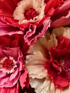 Création et confection des fleurs géantes en papier crépon Italien