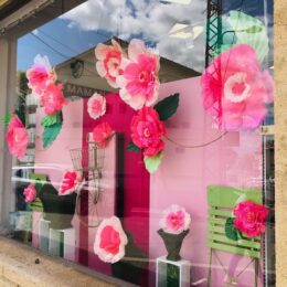 Création des décors de fleurs grands formats en papier crépon Italien
