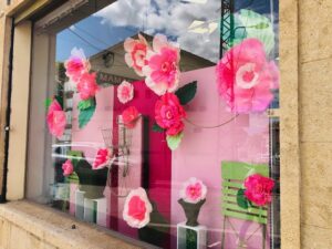 Création des décors de fleurs grands formats en papier crépon Italien