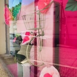 Instalation de la vitrine avec vélo et chaises de jardin