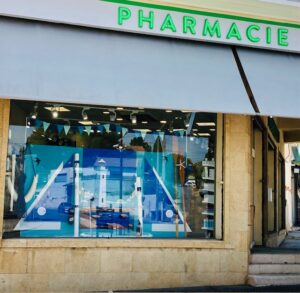 Thème marin pour la décoration des vitrines de la pharmacie Codaccionni