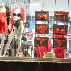 Nuisette rouge et ensemble noir