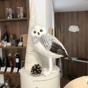 Elément central du thème en magasin. Thème hiver dans les bois Blanc, animaux et givre