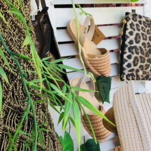 Volets en bois peints, chaussures, feuillages...