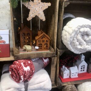 Mise en scène de la vitrine sur le thème de Noël