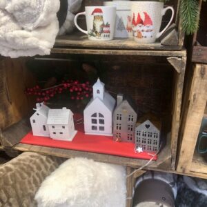 Mise en scène de la vitrine sur le thème de Noël