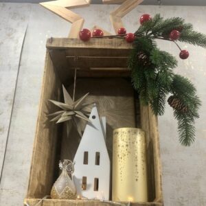 Mise en scène de la vitrine sur le thème de Noël