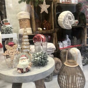 Mise en scène de la vitrine sur le thème de Noël