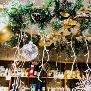 Sapinettes décorée suspendue au dessus de la table centrale de noël