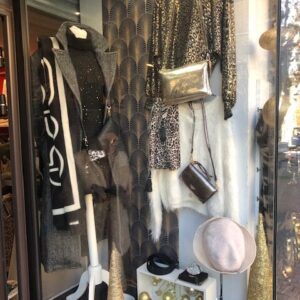 Papier peint Art déco noir et doré et accessoires de Mode