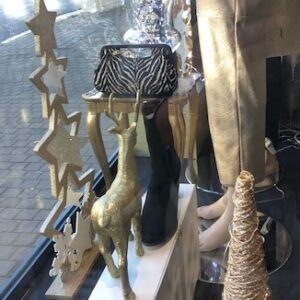 Cerfs, bougeoirs, sapins dorés viennent égayer les vitrines