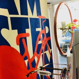 Mise en scène sur le thème du voyage à Amsterdam