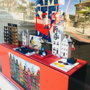 Mise en scène sur le thème du voyage à Amsterdam