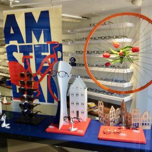 Vitrine d'optique mise en scène sur le thème du voyage à Amsterdam